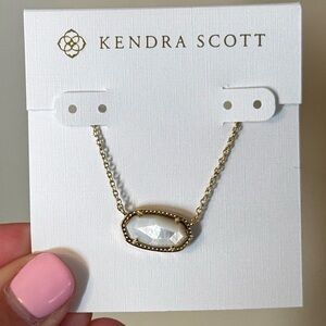 Kendra Scott Elisa Gold Pendant Necklace in Ivory Mother-of-Pearl